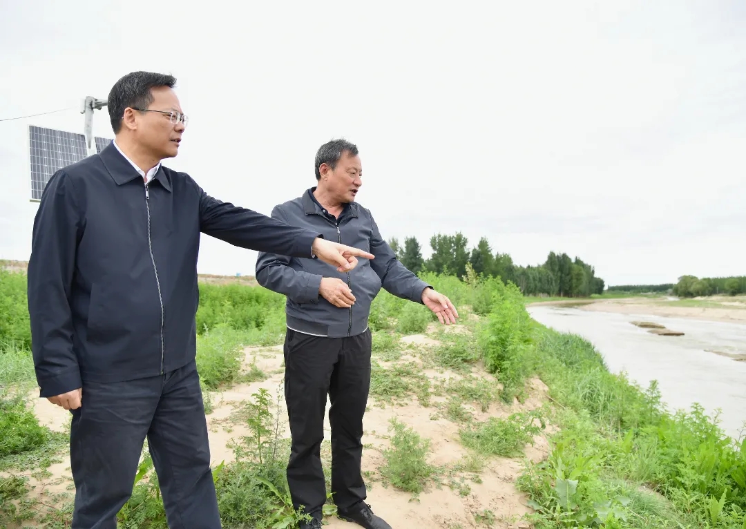 唐毅到西辽河流域沿线开展巡河工作